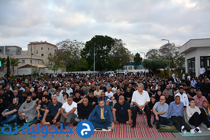 اهالي جلجولية يؤدون صلاة عيد الاضحى في ساحة مسجد الروضة في جلجولية 